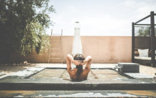 Femme en vacances dans une villa Marrakech location