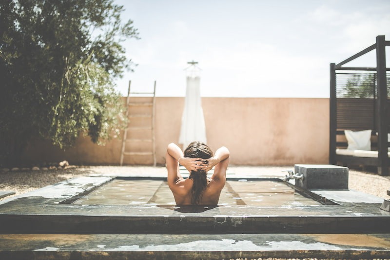 Femme piscine villa Maroc