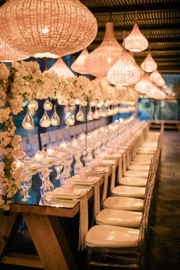Table décorée dans une location de villa à Marrakech