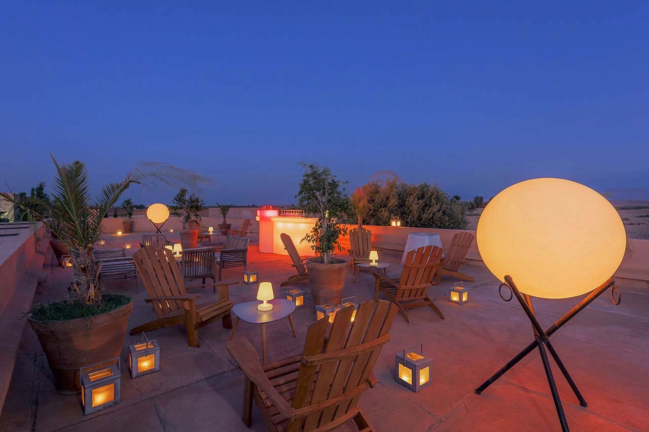 soirée sur le rooftop avant le jacuzzi lors de la location d'une villa à Marrakech