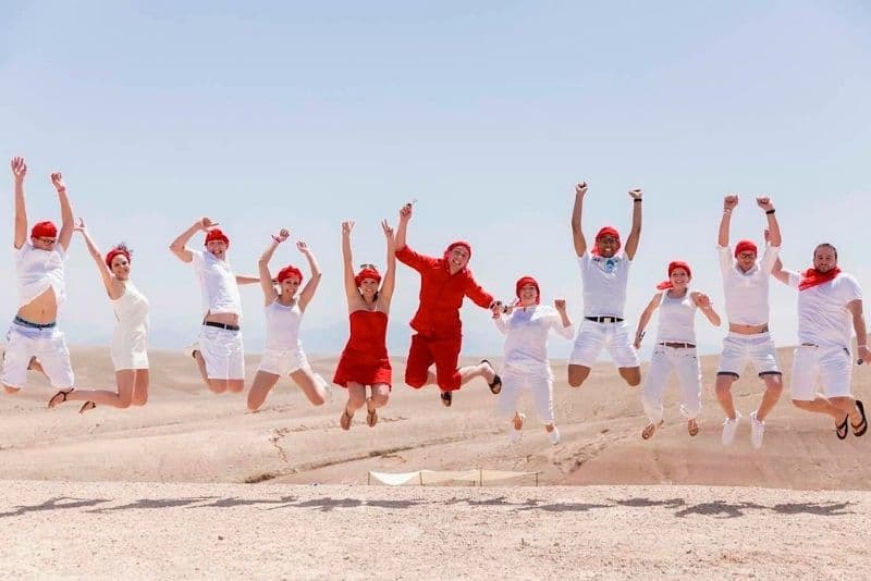 groupe de team building heureux dans le désert