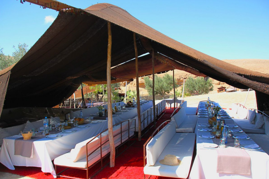 tente utilisée pour les repas de mariage dans le désert de Marrakech