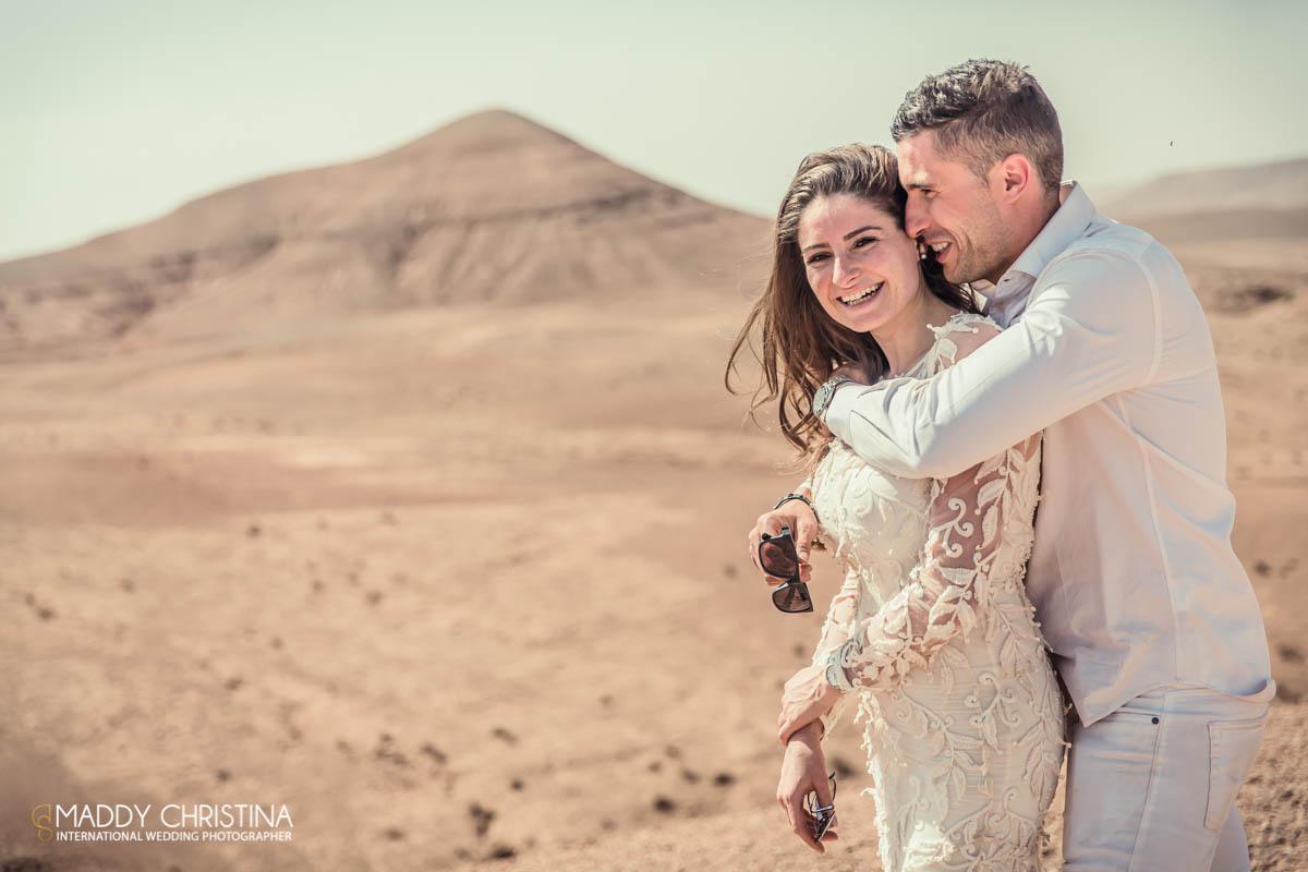 mariés profitant de la vue du désert vers Marrakech