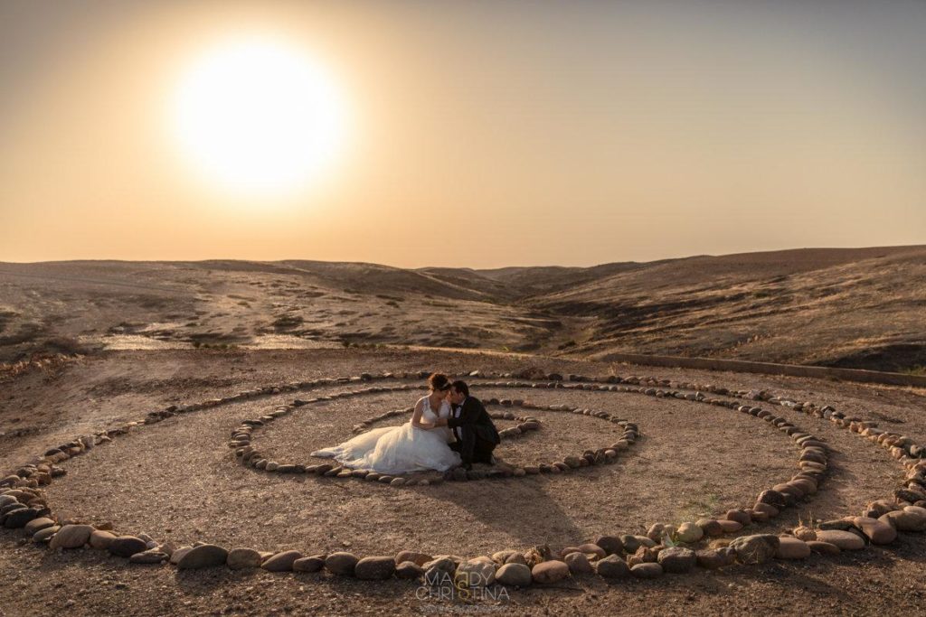 jeunes mariés profitant de la magie du désert