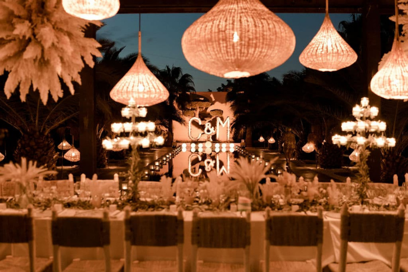 Réception de mariage avec vue sur la piscine éclairée le soir chez Villa Taj