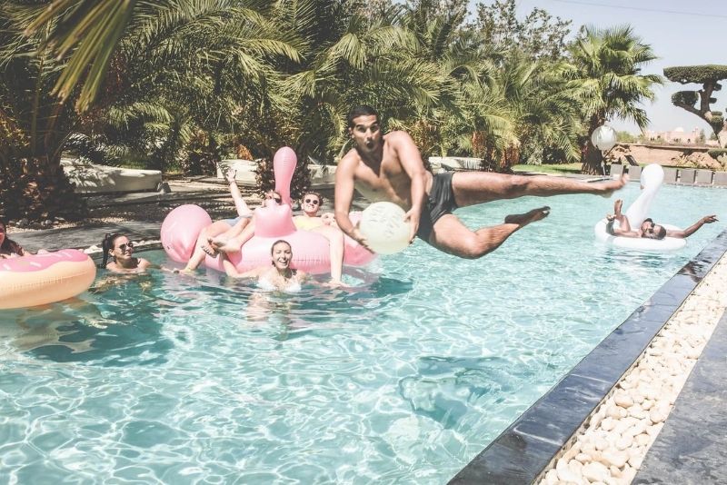 groupe d’amis s’amusant dans la piscine de Villa Taj en vacances d’été