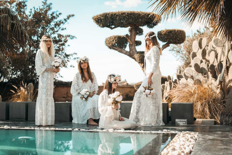 jeune mariée et ses demoiselles en tenues bohème devant la piscine chez Villa Taj