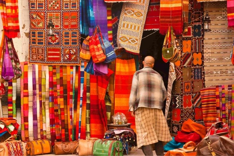 tapisseries colorées dans un souk à Marrakech