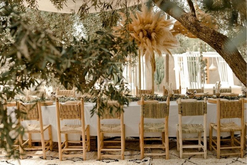 Exemple de table aménagée pour un brunch sous les oliviers dans le jardin de Villa Taj