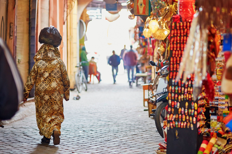 Une femme marchant dans les souks de Marrakech