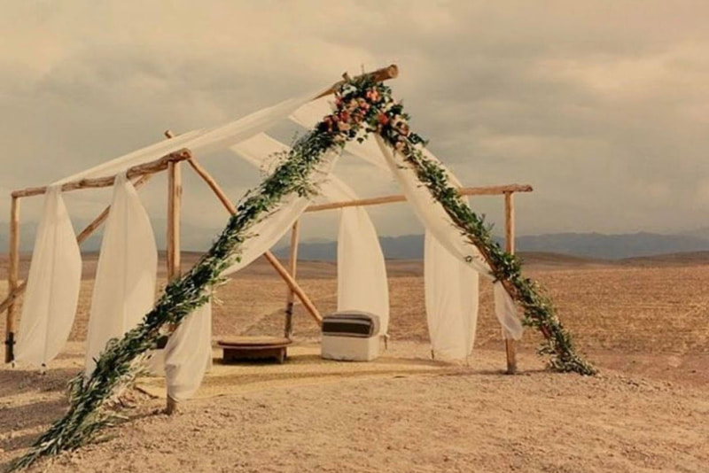 une tente minimaliste en bois dans le desert pour une ceremonie de mariage