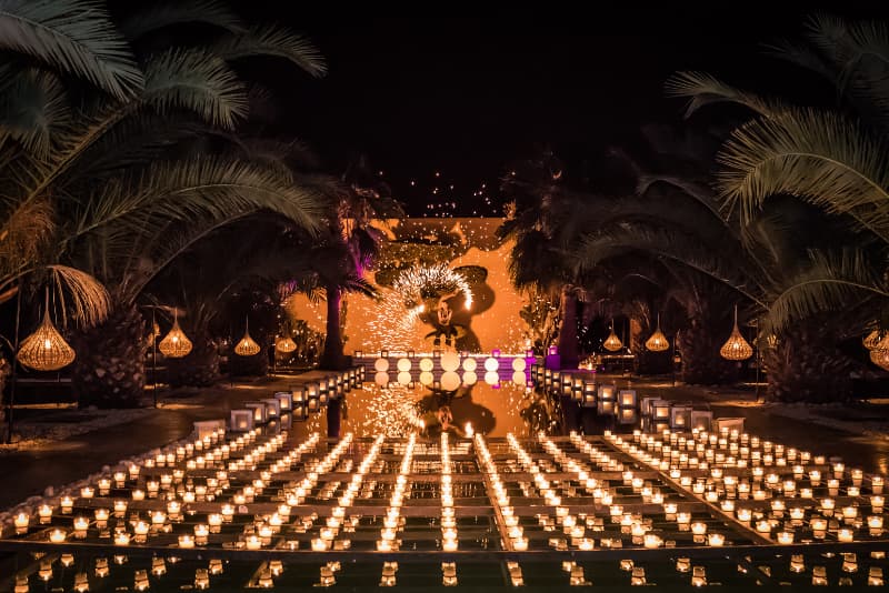 vue sur la piscine de Villa Taj illuminée par des lanternes le soir