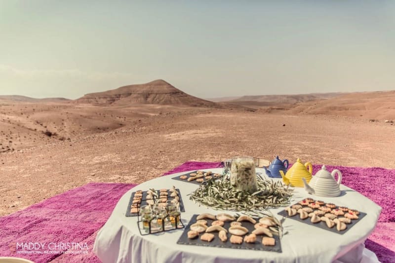  pique nique romantique en plein desert pour jeunes maries