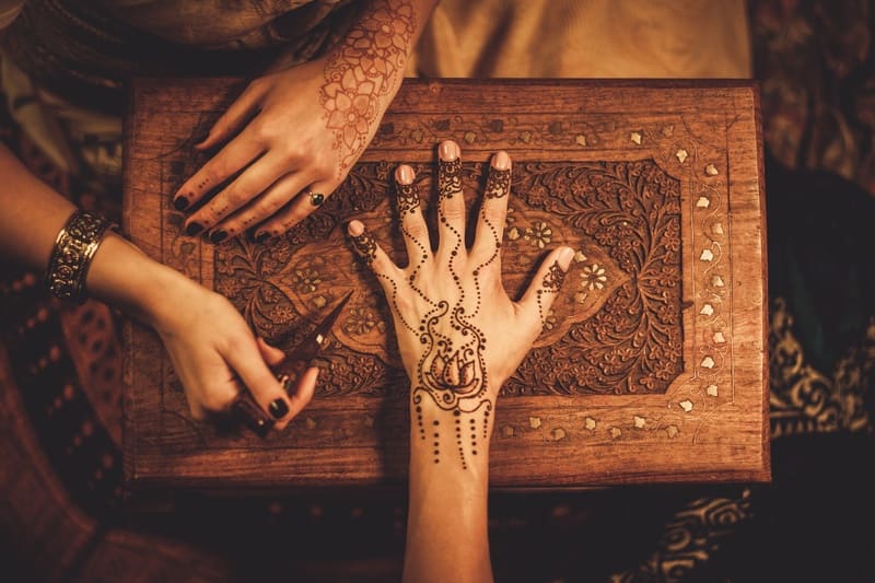 application du henne sur une main pour mariage marocain
