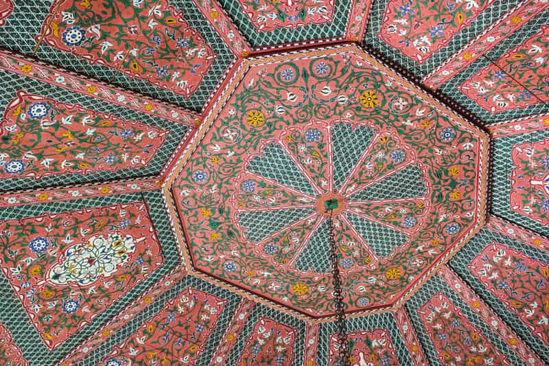 mosaique coloree sur le plafond du patio du jardin secret à marrakech