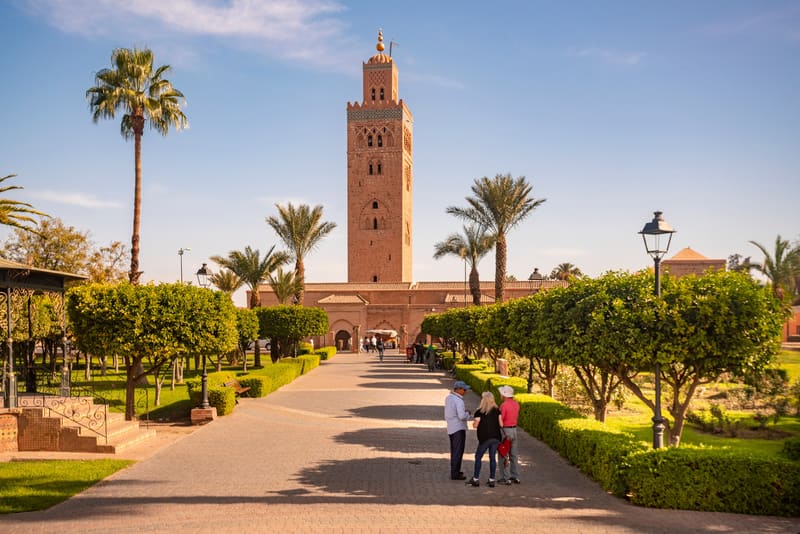 vue de la mosquée de koutoubia et ses jardins a marrakech