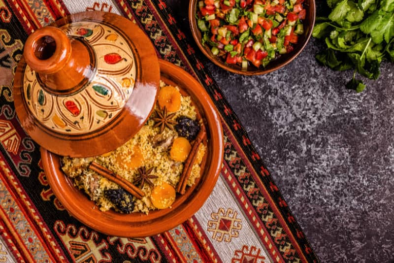 plat epice typique du maroc dans un bol ceramique marocain