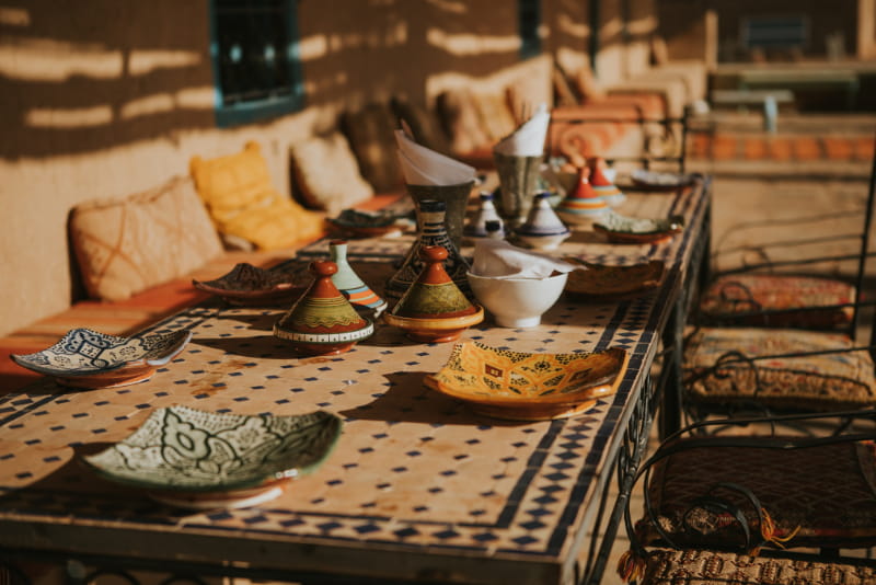 table au décor marocain d’un restaurant