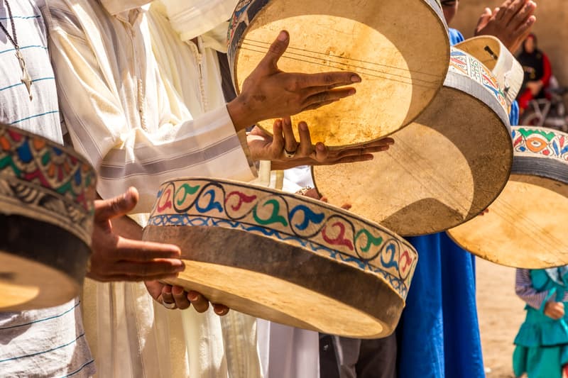 des personnes frappant des tambours lors d une ceremonie marocaine