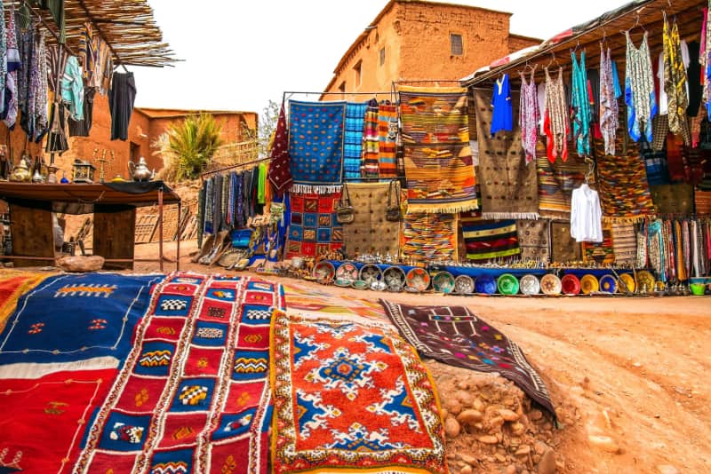 des tapis colores dans un souk a marrakech