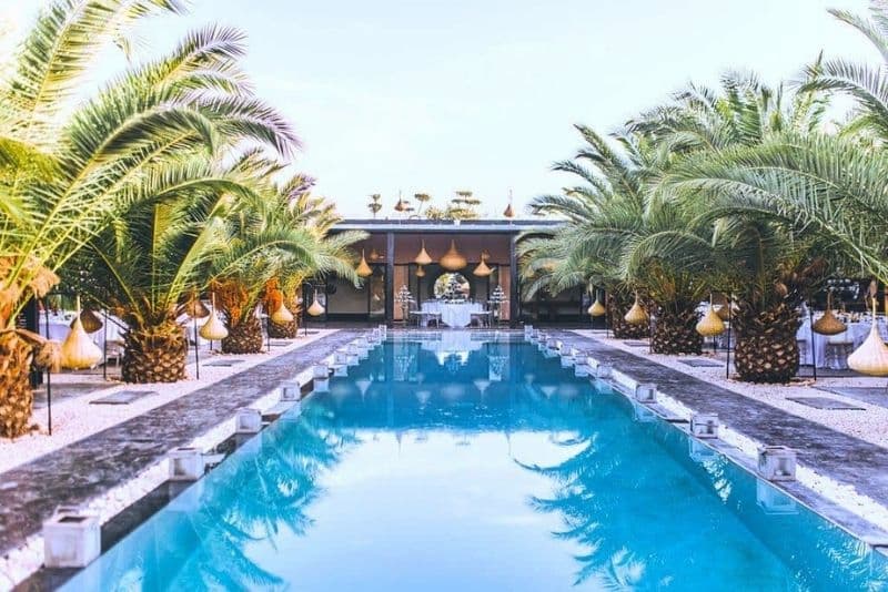 La villa taj et sa piscine entoures de palmiers