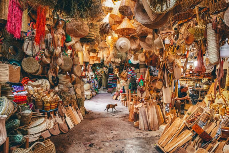 un chemin dans un souk debordant de souvenirs artisanaux a marrakech