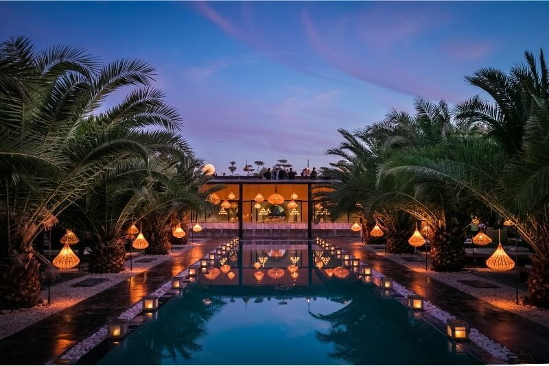 vue sur la villa taj et sa piscine illuminee le soir