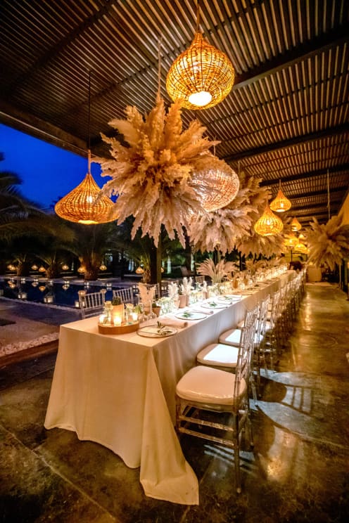 Dinner de reception le soir au decor boheme sur la terrasse de villa taj
