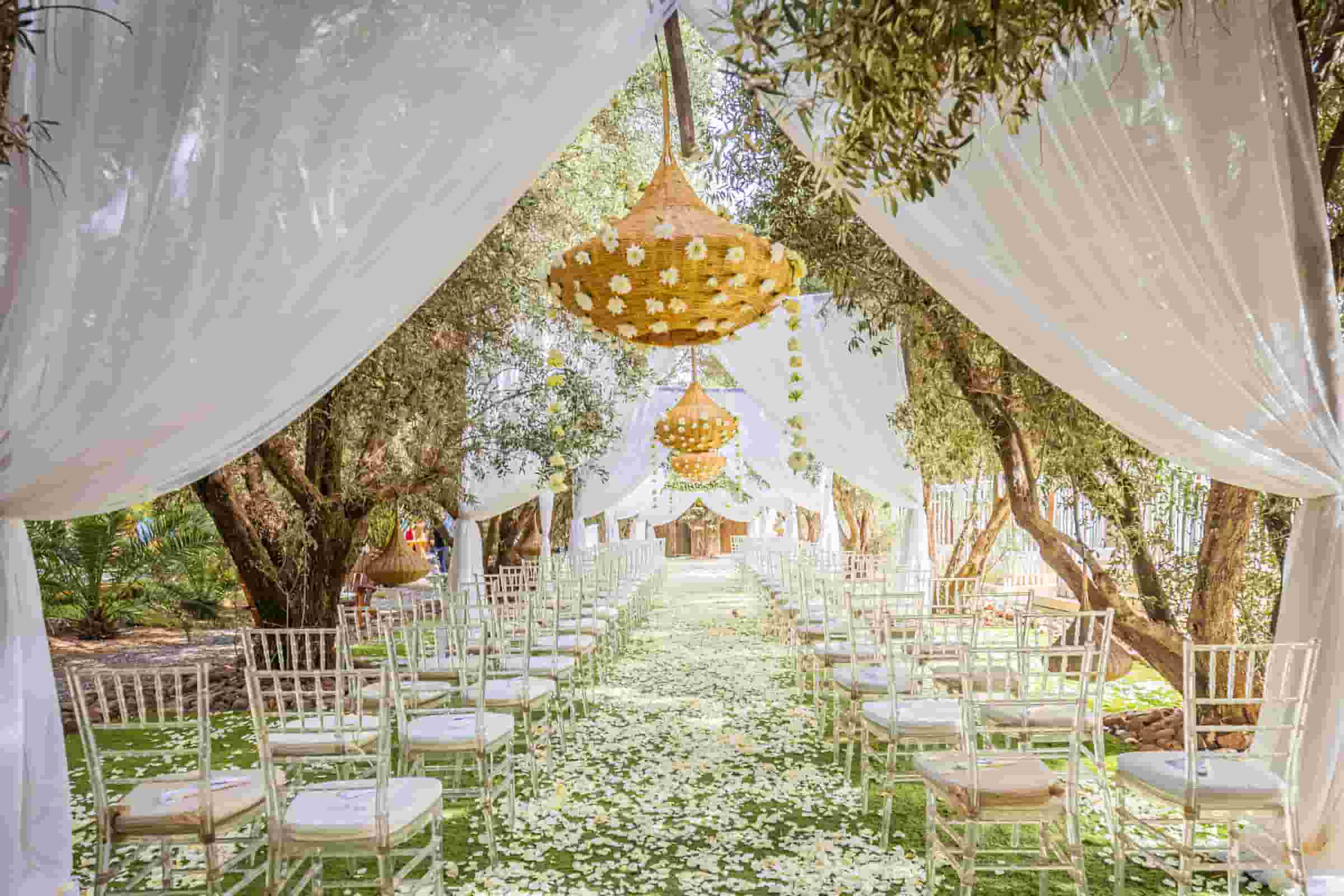 un jardin au decor blanc et floral pour un mariage a villa taj