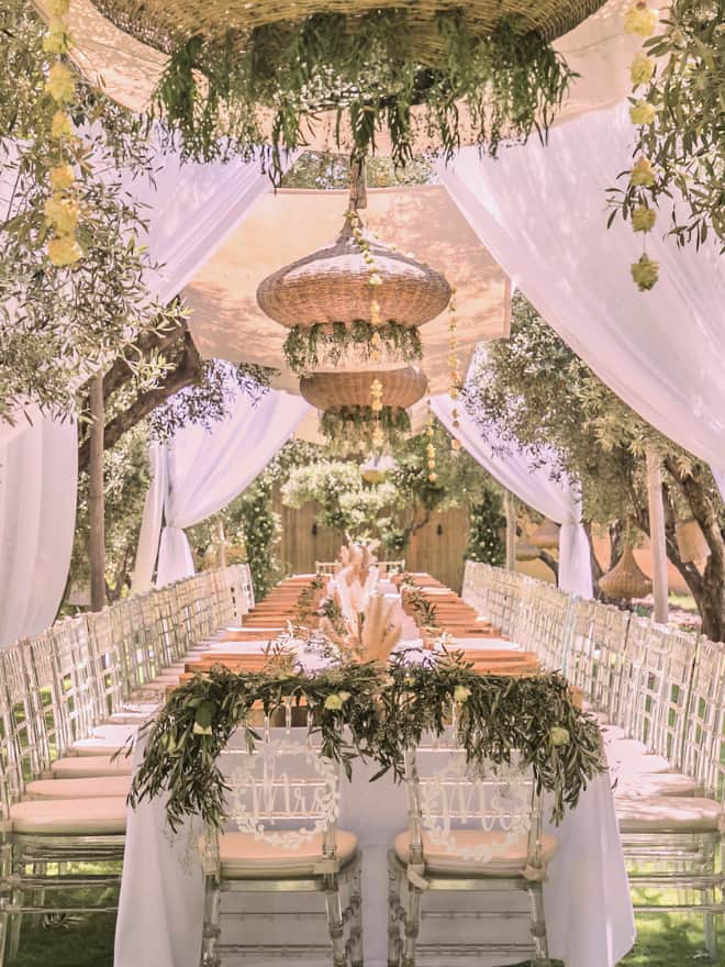 Repas de mariage dans le jardin de villa taj au decor floral et blanc