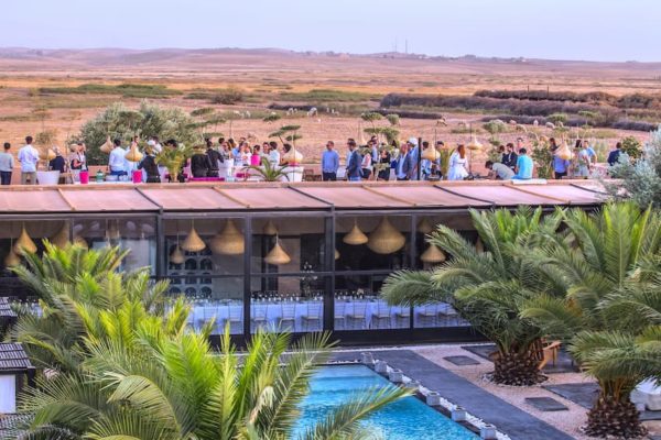 Vue de villa sur rooftop et piscine