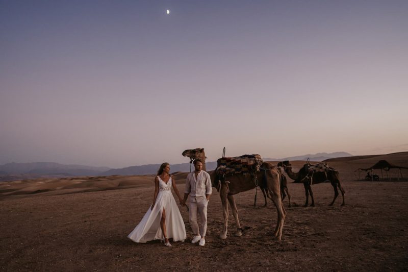 Deux mariés dans le désert de Marrakech