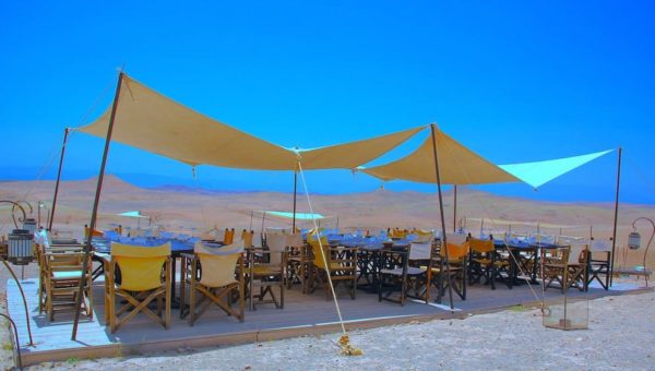 Tables sous tente pour séminaire dans le désert