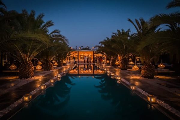 Villa Taj de nuit avec lumières et piscine