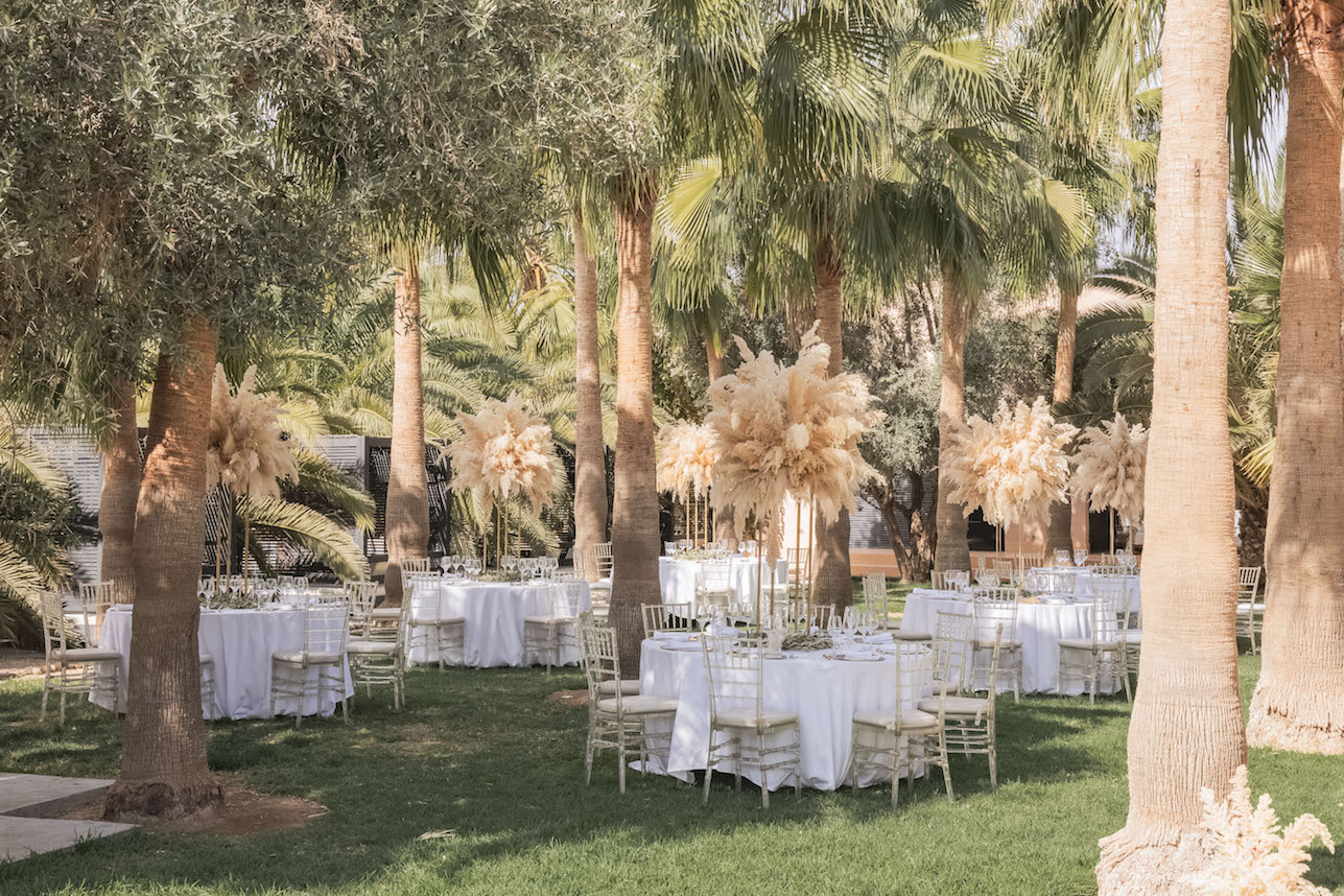 un déjeuner de mariage dans un jardin à marrakech