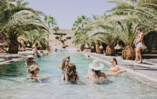 Groupe dans piscine villa Marrakech
