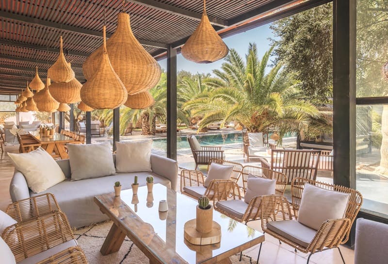 Salon d'extérieur et sa piscine à la Villa Taj