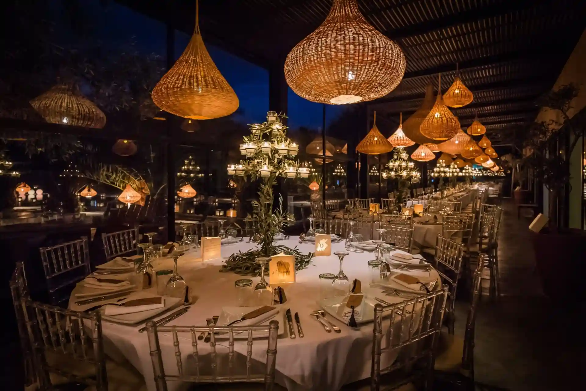 2. Mariage Marrakech Riad Un dîner de mariage au bord de la piscine éclairée chez Villa Taj