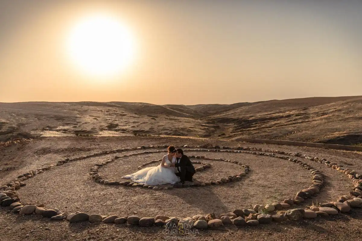 jeunes mariés profitant de la magie du désert