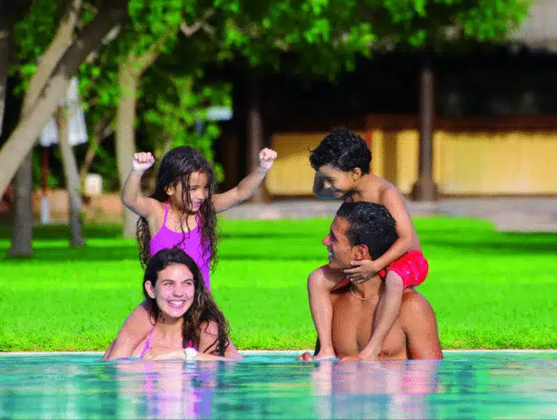 des parents et leurs enfants au parc aquatique Oasiria à Marrakech