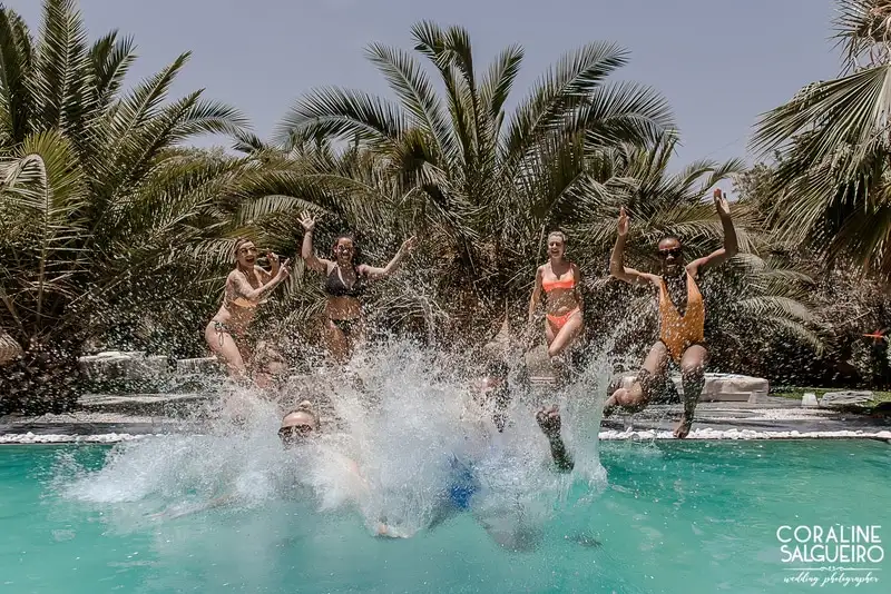 un groupe d’amis en vacances sautant dans la piscine de Villa Taj Marrakech