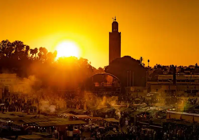 vue sur la Place Jemaa El Fna lors d’un coucher de soleil