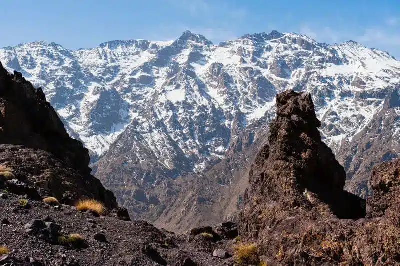 Les monts enneigées de la station d'Oukaïmeden