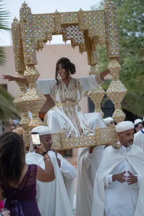 des personnes portant une amarilla à marrakech