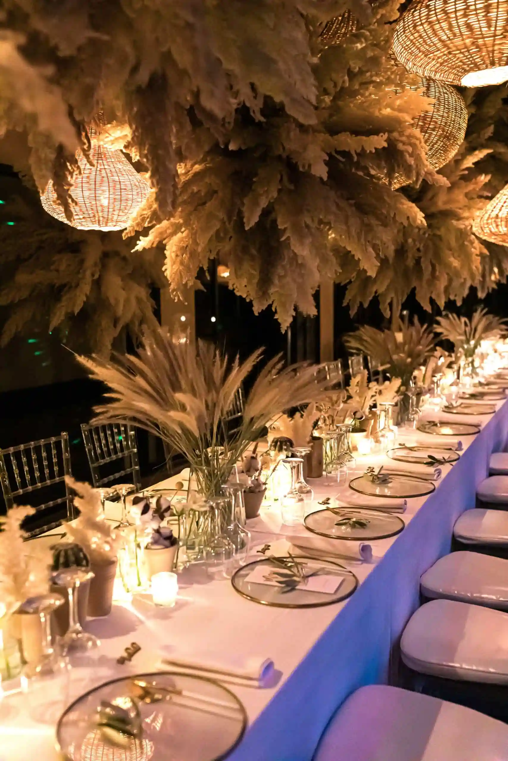 Un dîner de réception juif décoré de fleurs