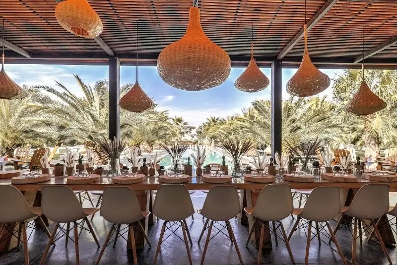 Vue de la terrasse de Villa Taj avec vue sur la piscine
