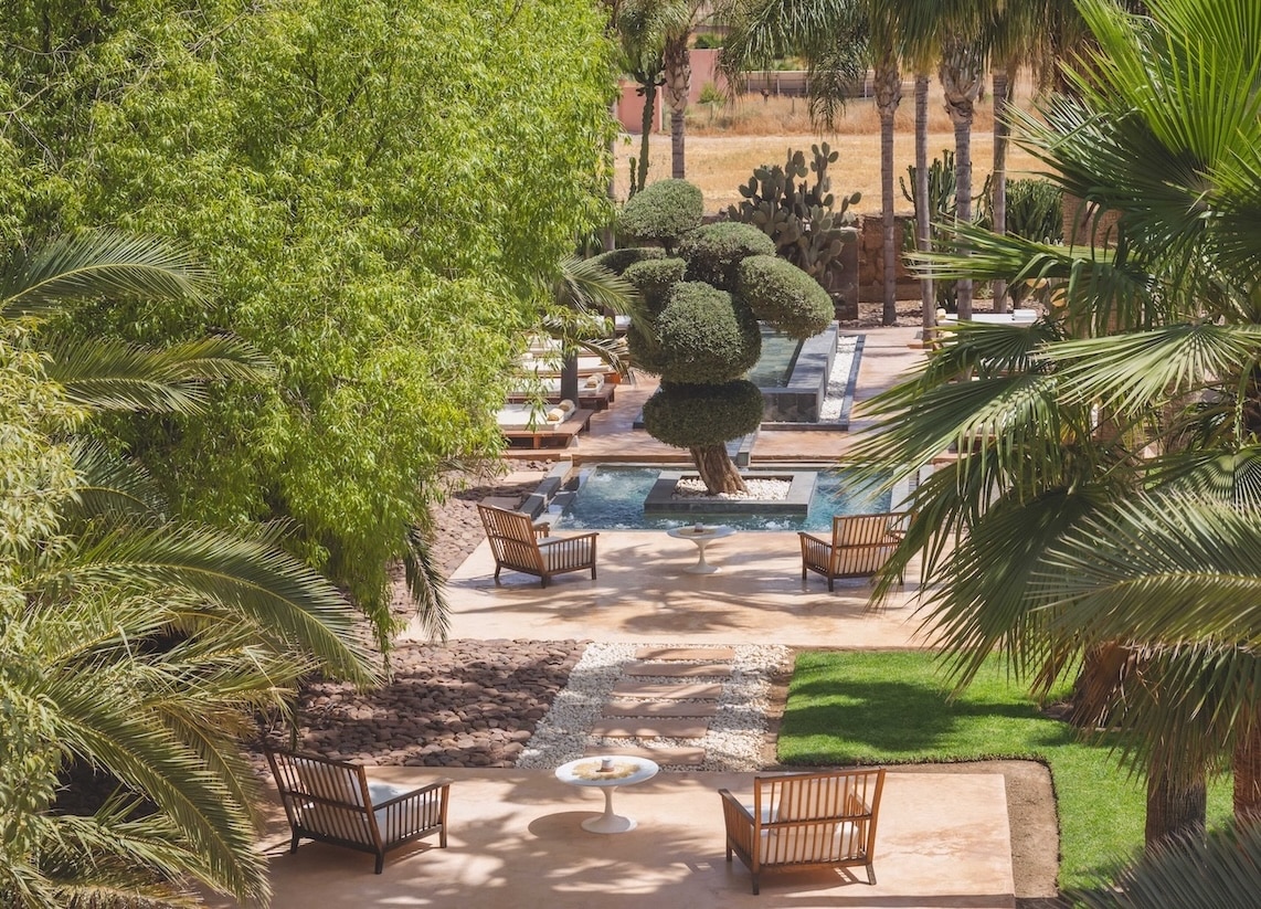 la villa taj à marrakech son entrée avec en fond le jacuzzi